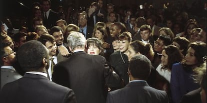 La aventura entre Monica Lewinsky y Bill Clinton salió a la luz pública en enero de 1998. Había comenzado en 1996, pero para entonces la relación ya se había terminado, y la que fuera becaria ni siquiera seguía trabajando en la Casa Blanca. Así que los medios de comunicación empezaron a tirar de hemeroteca, y muchas fueron las imágenes encontradas en las que se veía al presidente estadounidense abrazar a la joven en actos públicos y presentaciones. Algunas de ellas dieron la vuelta al mundo. En la fotografía de arriba, una de las muestras de afecto en público entre Clinton y Lewinsky, ante la mirada de los asistentes a un acto demócrata en octubre de 1996.
