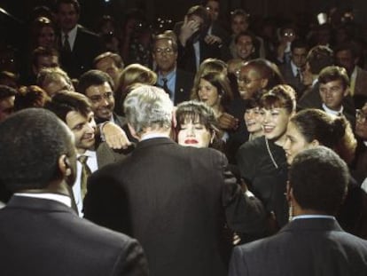 Bill Clinton saluda a Monica Lewinsky en un acto público en 1996.