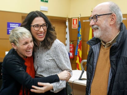 La vicepresidenta del Consell, Aitana Mas (c), recibe el abrazo de la portavoz de Compromís en las Cortes, Papi Robres, este lunes en Alicante.