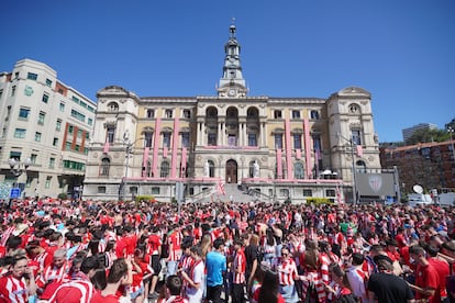 Cientos de aficionados del Athletic Club de Bilbao esperan la llegada del equipo al Ayuntamiento de Bilbao, este jueves. 