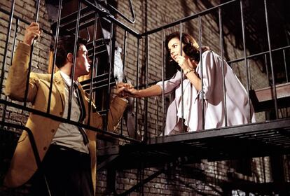 Una de las escenas míticas de la película 'West Side Story' (1961) con Richard Beymer y Natalie Wood.