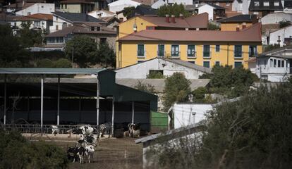 Vista de Bustarviejo, uno de los destinos preferidos de los autodenominados "neorurales", madrileños que buscan la tranquilidad de la montaña. Algunos buscan vivienda más barata pero los precios están subiendo también aquí. Un chalé de cuatro habitaciones no baja de 200.000 euros, el doble que durante la última recesión.