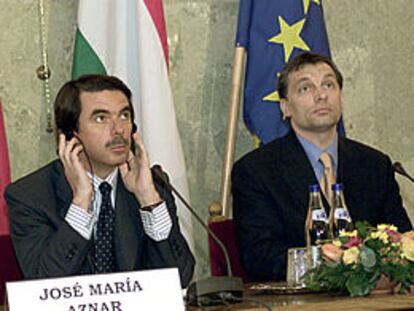 Aznar, ayer en la rueda de prensa que ofreció en Budapest junto al primer ministro húngaro Viktor Orban.