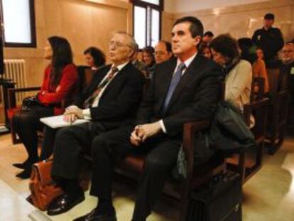 Matas y el periodista Alemany, al inicio del juicio.