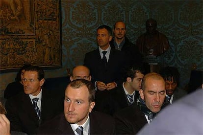 Di Canio, con los ojos cerrados, con compañeros del Lazio en la reunión con víctimas del nazismo.