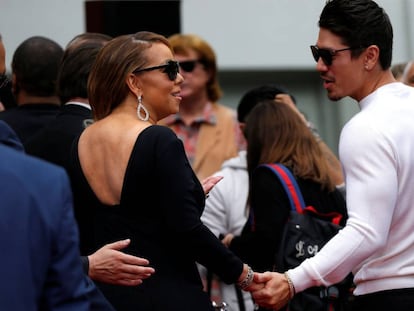 Mariah Carey y su novio, el bailarín Bryan Tanaka, acuden de la mano a la ceremonia para imponer las huellas de la cantante en el Paseo de la Fama, la semana pasada en Los Ángeles.