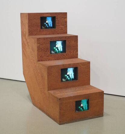 'Nude Descending a Staircase' (1976), de Kubota, fue la primera escultura de vídeo adquirida por el MoMA. 