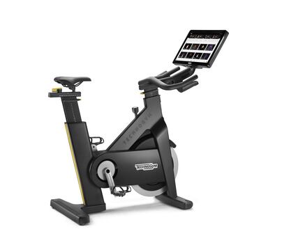 Technogym Bike, el producto más reciente e innovador de Technogym, es una bicicleta indoor que permite experimentar desde el hogar, en un hotel, en el club o en el trabajo, clases de ciclismo en vivo a través de los entrenadores de fitness más solicitados del mundo. Basta con elegir el canal que mejor se ajuste a la música que se quiere escuchar, al monitor con el que se desea trabajar y, en definitiva, el tipo de sesión de entrenamiento que se prefiere, para disfrutar de las ventajas del deporte en casa. Precio: 2.950 euros.