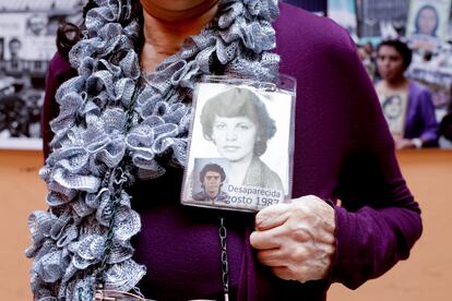 Yanette Bautista sostiene un retrato de Nydia Erika Bautista