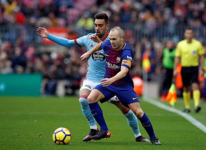 Andrés Iniesta disputa un balón con el jugador del Celta Brais Méndez.