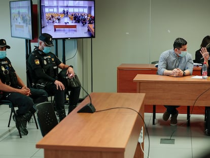 Jorge Ignacio Palma, junto a su abogada, en la sala del juicio que se celebra en la Audiencia de Valencia.