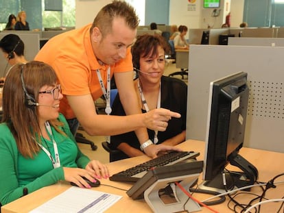 Dos alumnas de uno de los cursos de Por Talento Digital atienden a las explicaciones de su profesor.