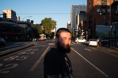 Fermín es paciente del hospital Bonaparte y denuncia que su atención psicológica ha empeorado tras los recortes presupuestarios a este centro de referencia en salud mental. Este estudiante de Filosofía, que trabaja como traductor para pagar sus estudios, posa en su barrio de residencia en Flores, en Buenos Aires.