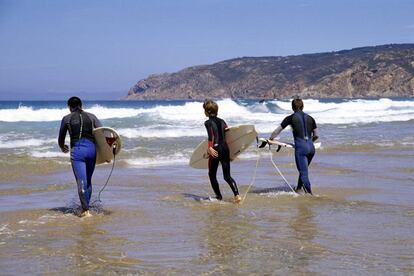 Surfistas en la playa de Guincho.