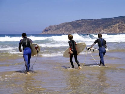 Surfistas en la playa de Guincho. 