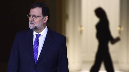 El presidente del Gobierno, Mariano Rajoy, a las puertas del palacio de la Moncloa.