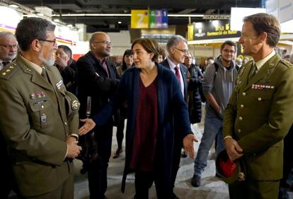 La alcaldesa de Barcelona, Ada Colau, conversa con dos mandos militares en el stand de Defensa en el Sal&oacute;n de la Ense&ntilde;anza.