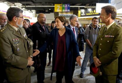 La alcaldesa de Barcelona, Ada Colau, conversa con dos mandos militares en el stand de Defensa en el Salón de la Enseñanza.