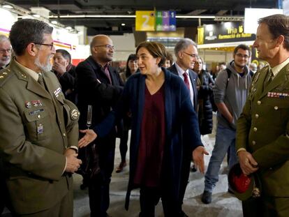 La alcaldesa de Barcelona, Ada Colau, conversa con dos mandos militares en el stand de Defensa en el Sal&oacute;n de la Ense&ntilde;anza.
