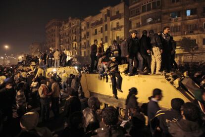 Manifestantes antigubernamentales frenan el avance de vehículos blindados del Ejército cerca de la plaza Tahrir, en el centro de El Cairo.