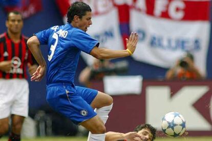Del Horno pelea el balón a Gattuso en un  amistoso contra el Milan.