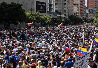 Una multitud se concentra frente al Tribunal Supremo de Caracas.