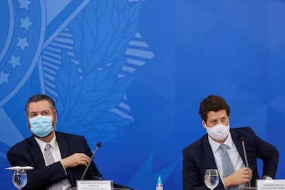 O ex-chanceler Ernesto Araújo e o ministro Ricardo Salles (Meio Ambiente) em evento no Planalto em julho de 2020.