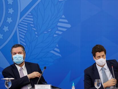 O ex-chanceler Ernesto Araújo e o ministro Ricardo Salles (Meio Ambiente) em evento no Planalto em julho de 2020.