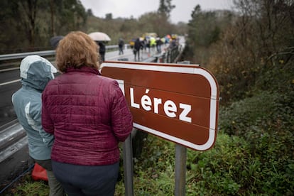 Dos vecinas de la zona observan las labores de rescate.