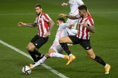 Hazard, tapado entre Iñigo Martínez (izquierda) y Unai Nuñez, el jueves en La Rosaleda.