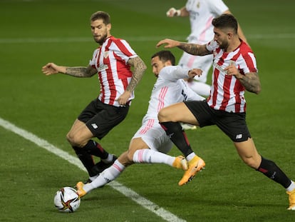 Hazard, tapado entre Iñigo Martínez (izquierda) y Unai Nuñez, el jueves en La Rosaleda.