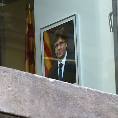 Carles Puigdemont viaja a Bruselas tras la declaración de independencia en el Parlamento catalán y la posterior aplicación del artículo 155 de la Constitución. Ese mismo día, la Fiscalía se querella por rebelión contra todo el Ejecutivo de Puigdemont. En la imagen, un retrato de Carles Puigdemont en una de las ventanas del edificio de la Generalitat de Cataluña en Barcelona.