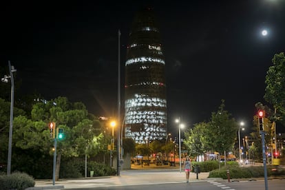 La torre Agbar sin la iluminación típica, este miércoles por la noche.