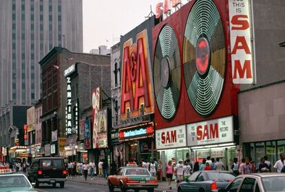 La ciudad de Toronto se transmutó en Nueva York para el rodaje de Hulk. El iracundo héroe verde destroza Yonge street -la arteria principal, en la foto- cuando lucha con su enemigo de turno.