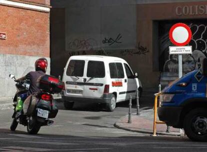 Entrada de la calle de San Ignacio de Loyola con la se?al de prohibido.