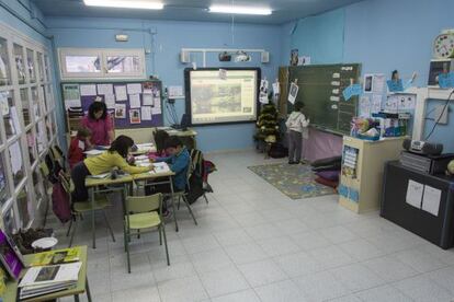 Cinco niños, junto a la profesora en la escuela de El Cogul.