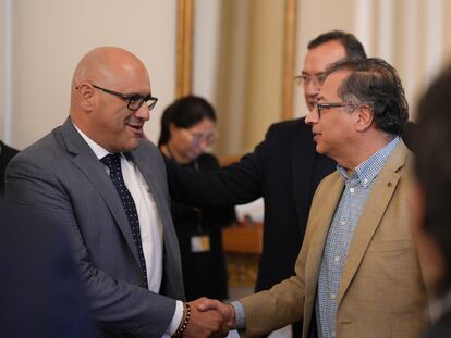 Gerardo Yepes Caro, representante a la Cámara del Partido Conservador por Tolimá, saluda a Gustavo Petro, en una imagen compartida el 28 de marzo.