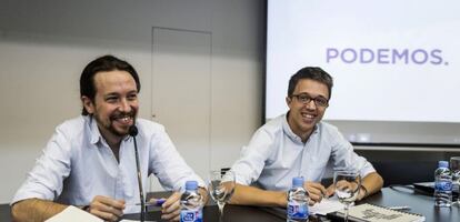 El líder de Podemos, Pablo Iglesias (i) y el director de campaña y secretario político, Íñigo Errejón (d), al inicio de la reunión del Consejo Ciudadano, máximo órgano de dirección del partido entre asambleas.