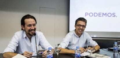 El l&iacute;der de Podemos, Pablo Iglesias (i) y el director de campa&ntilde;a y secretario pol&iacute;tico, &Iacute;&ntilde;igo Errej&oacute;n (d), al inicio de la reuni&oacute;n del Consejo Ciudadano, m&aacute;ximo &oacute;rgano de direcci&oacute;n del partido entre asambleas.