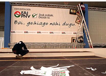 Un grupo de operarios concluía ayer en Vitoria el montaje del escenario para el primer mitin de campaña del PNV.