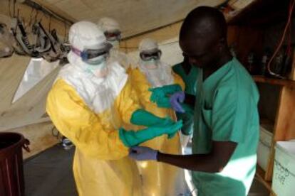 Miembros de Médicos sin Fronteras atienden a los enfermos en una sala de aislamiento instalada en la región de Guedekou, al sur de Guinea, a finales de marzo.