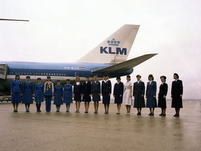 A partir de posições do feminismo, movimento social consolidado, começam a chegar as críticas ao machismo imperante nas empresas aéreas. Exige-se regulação para que a estética não determine a escolha de uma aeromoça e para que uma mulher com mais de 30 anos possa trabalhar em um avião. Na foto, a equipe de cabine da KLM.