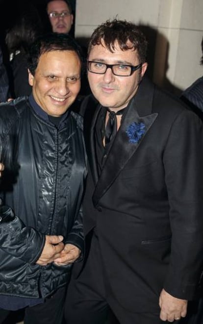 Elbaz, con el modista Azzedine Alaïa en una fiesta en 2003.