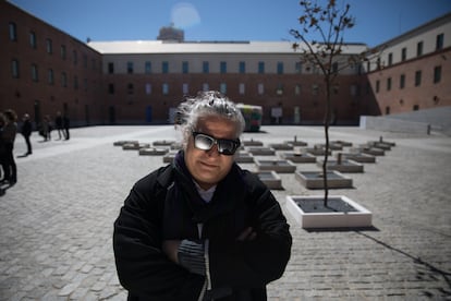 El artista Carlos Garaicoa y su obra 'Línea rota de horizonte'. 