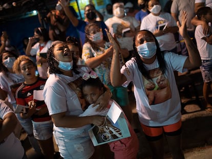 Habitantes de la favela de Jacarezinho celebran una misa en homenaje a las víctimas de la operación policial, el pasado 12 de mayo en Rio de Janeiro (Brasil).