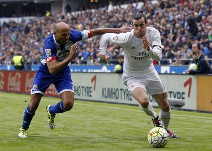 El centrocampista galés del Real Madrid Gareth Bale (d) intenta avanzar ante la oposición del defensa Manuel Pablo (i), del Deportivo.