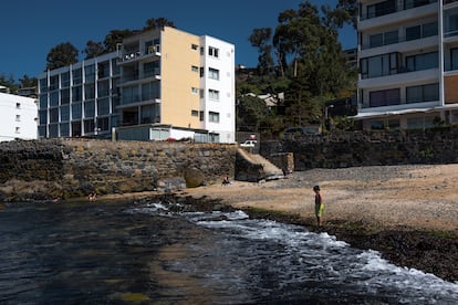 Un niño mira el mar en la playa las Conchitas, en la región de Valparaiso, el 7 de diciembre de 2022.