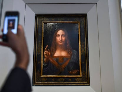 Un periodista fotografía la obra 'Salvator mundi', de Leonardo da Vinci, en Nueva York.