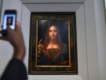 Un periodista fotograf&iacute;a la obra &#039;Salvator mundi&#039;, de Leonardo da Vinci, en Nueva York.