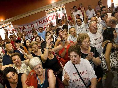 Vecinos de Dénia protestan en el Ayuntamiento contra la moción de censura que desalojó a la socialista Paqui Viciano de la alcaldía.